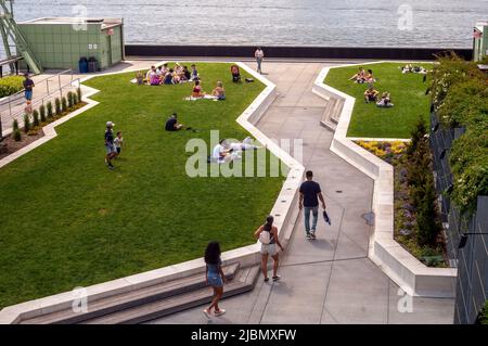 Besucher genießen am Sonntag, den 29. Mai 2022, das Memorial Day Wochenende im neu eröffneten Pier 57 Public Park. Teil des Hudson River Park der Pier wurde 1952 als Terminal für die Grace Line gebaut. (© Richard B. Levine) Stockfoto