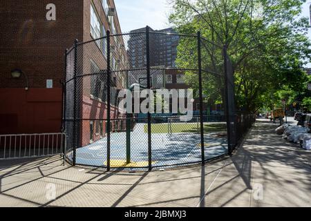 Der leere Spielplatz von PS33 im New Yorker Stadtteil Chelsea am Mittwoch, den 25. Mai 2022. (© Richard B. Levine) Stockfoto