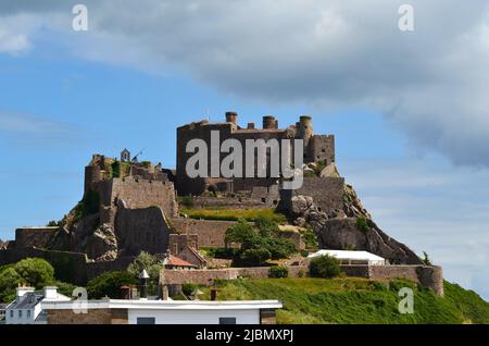 Gorey, Großbritannien - 09. Juni 2011: Dorf Gorey mit Mont Orgueil Schloss auf Jersey , einer der britischen Inseln im Ärmelkanal Stockfoto