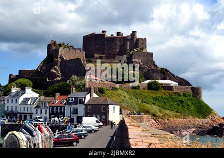 Gorey, Großbritannien - 09. Juni 2011: Dorf Gorey mit Mont Orgueil Schloss auf Jersey , einer der Britishl Inseln im Ärmelkanal Stockfoto