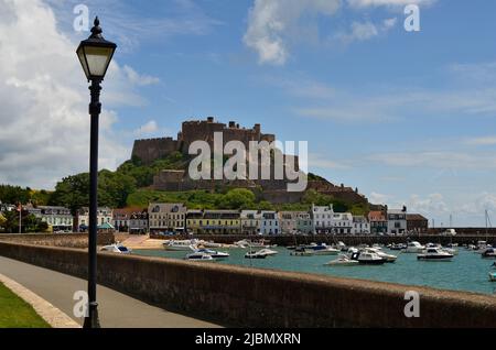 Gorey, Großbritannien - 09. Juni 2011: Dorf Gorey mit Mont Orgueil Schloss auf Jersey , einer der britischen Inseln im Ärmelkanal Stockfoto