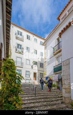 Eine attraktive Kopfsteinpflasterstraße liegt zwischen Reihen alter Häuser im Zentrum von Lissabon, der Hauptstadt Portugals Stockfoto