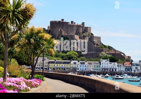 Gorey, Großbritannien - 09. Juni 2011: Dorf Gorey mit Mont Orgueil Schloss auf Jersey , einer der britischen Inseln im Ärmelkanal Stockfoto