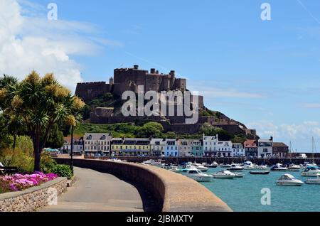 Gorey, Großbritannien - 09. Juni 2011: Dorf Gorey mit Mont Orgueil Schloss auf Jersey , einer der britischen Inseln im Ärmelkanal Stockfoto