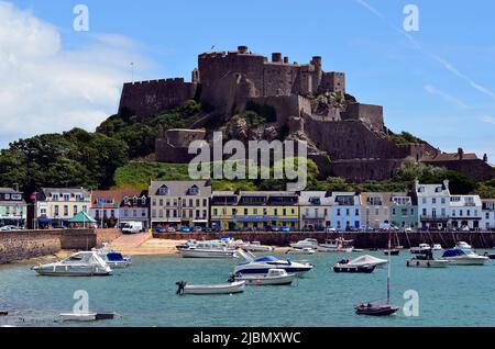 Gorey, Großbritannien - Juni 9. 2011: Dorf Gorey mit Mont Orgueil Castle - auch Gorey Castle und Hafen genannt Stockfoto