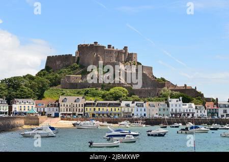 Gorey, Großbritannien - 09. Juni 2011: Dorf Gorey mit Mont Orgueil Schloss auf Jersey , einer der Britishl Inseln im Ärmelkanal Stockfoto