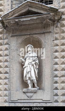 Statue des Heiligen Alexius in einer Nische der façade der Basilika Santa Trinita, erbaut im 13.. Jahrhundert, Florenz Stadtzentrum, Toskana, Italien Stockfoto