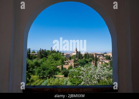 Granada, Spanien -- 4. Juni 2022. Ein Weitwinkelfoto der Festung Alhambra aus dem Inneren eines Palastes des Komplexes. Stockfoto