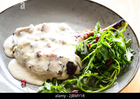 Leckere Schweineschnitzel- und Pilzsauce Stockfoto