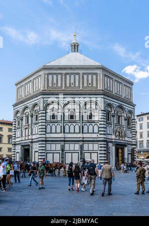 Das achteckige Baptisterium von Florenz, auch bekannt als das Baptisterium des Heiligen Johannes, eines der ältesten Gebäude der Stadt, Florenz, Toskana, Italien Stockfoto