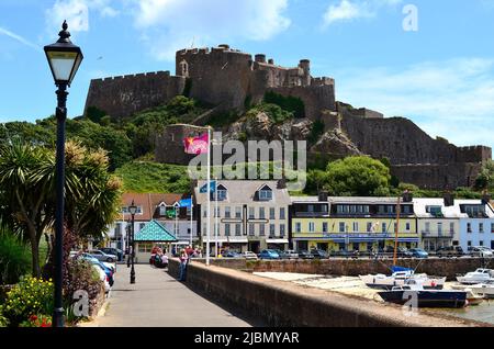 Jersey, Großbritannien - Juni 9. 2011: Dorf Gorey mit Mont Orgueil Castle - auch Gorey Castle und Hafen genannt Stockfoto