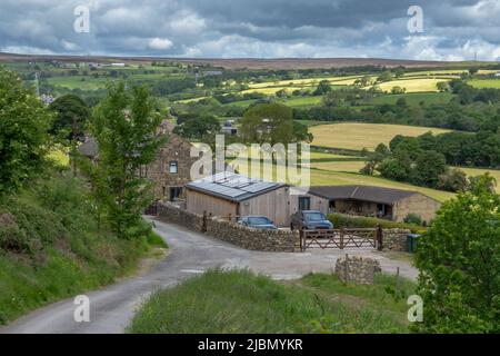 Blick auf Moorside und das Gill Beck Valley in Baildon, Yorkshire. Das Gras auf den Feldern wurde kürzlich geschnitten, was einen Farbkontrast verleiht. Stockfoto