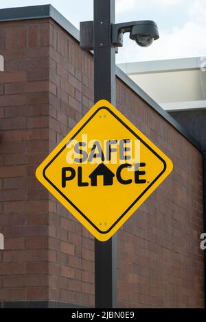 Lansing, Kansas. Schild für einen sicheren Ort an einer Schnellstartstation. „Sicherer Ort“ bezeichnet Unternehmen und Organisationen als „Sicherer Ort“, was zu mehr Hilfe führt Stockfoto