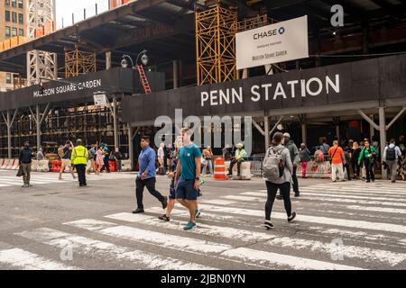 Reisende vor der gerade renovierten Pennsylvania Station in New York am Freitag, den 3. Juni 2022. (© Richard B. Levine) Stockfoto