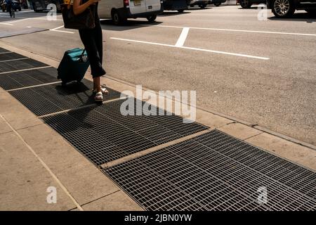 Reisende vor der gerade renovierten Pennsylvania Station in New York am Freitag, den 3. Juni 2022. (© Richard B. Levine) Stockfoto