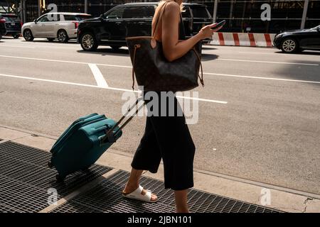 Reisende vor der gerade renovierten Pennsylvania Station in New York am Freitag, den 3. Juni 2022. (© Richard B. Levine) Stockfoto