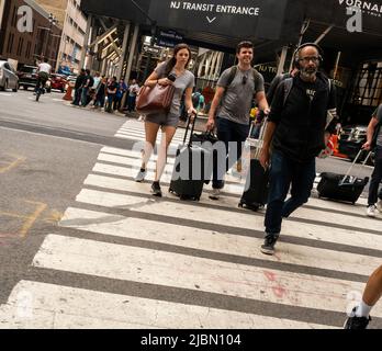 Reisende vor der gerade renovierten Pennsylvania Station in New York am Freitag, den 3. Juni 2022. (© Richard B. Levine) Stockfoto