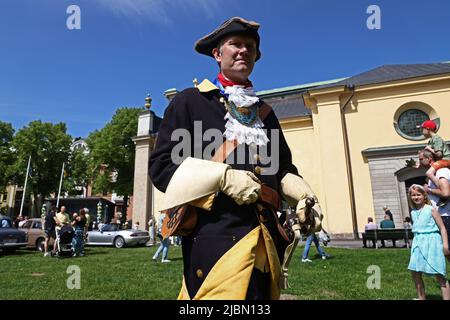 Die Feier des Nationaltages Schwedens in und um Olaiparken im Zentrum von Norrköping, Schweden, am Montag. Im Bild: Joakim Karlén, aus 'Greve Stenbocks Caroliner', mit Militäruniform von 1707. Stockfoto