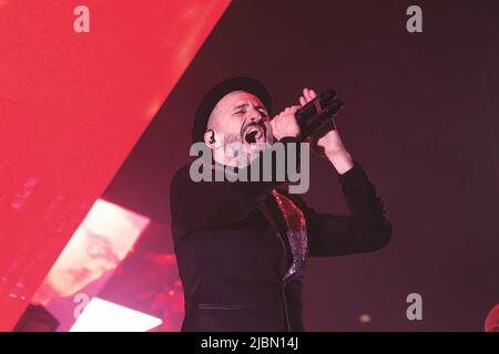 Samuel Umberto Romano von der Subsonica Rock Band spielt live auf der Bühne im Palazzo dello Sport in Rom. Stockfoto