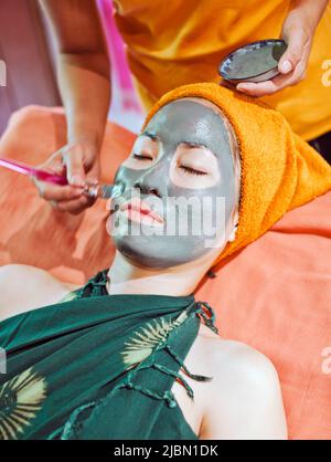 Ein Kunde im Papaya Spa in Vientiane, Laos, hat eine Dampf-Aromatherapie-Gesichtsbehandlung. Der Service umfasst Reinigung, Dampf-Aromatherapie, Peeling und feuchtigkeitsspendende. Stockfoto