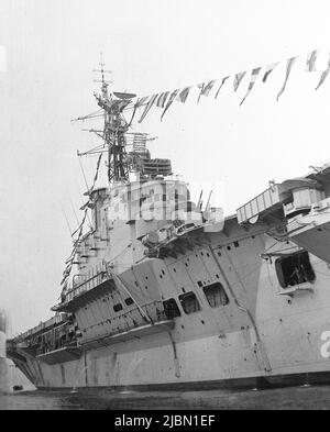 1950s, historisch, Seitenansicht des Schiffes der Royal Navy, des leichten Flugzeugträgers, HMS Centaur, England, UK. Stockfoto