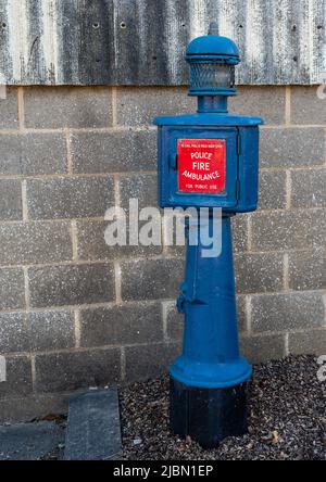 Alte Polizei-, Feuerwehr- und Ambulanzrufbox, blau mit roter Beschilderung. Stockfoto