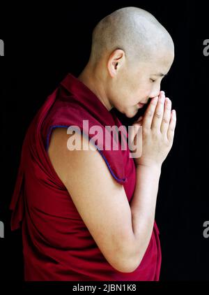 Porträt einer tibetisch-buddhistischen Nonne. Mcleod Ganj, Dharamsala, Indien. Stockfoto