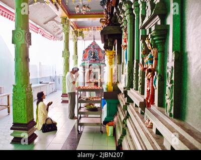 Indische Gläubige beten im Tempel von Arulmigu Mahamariamman. George Town, Penang, Malaysia. Stockfoto