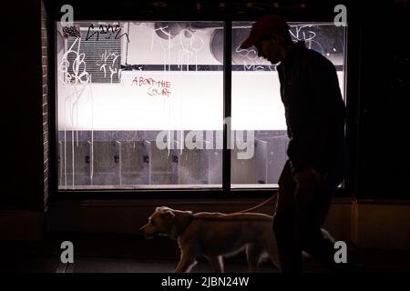 Seattle, USA. 30.. Mai 2022. Brechen Sie das Gericht auf einem Fenster auf dem Capitol Hill ab. Stockfoto