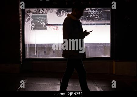 Seattle, USA. 30.. Mai 2022. Brechen Sie das Gericht auf einem Fenster auf dem Capitol Hill ab. Stockfoto