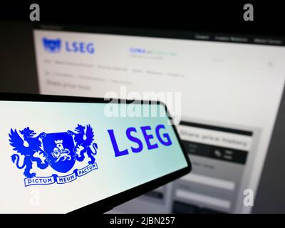 Smartphone mit Logo der London Stock Exchange Group plc (LSEG) auf dem Bildschirm vor der Business-Website. Konzentrieren Sie sich auf die linke Seite des Telefondisplays. Stockfoto