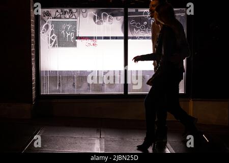 Seattle, USA. 30.. Mai 2022. Brechen Sie das Gericht auf einem Fenster auf dem Capitol Hill ab. Stockfoto