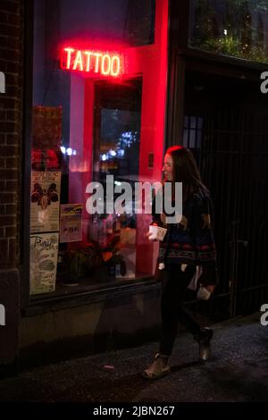 Seattle, USA. 30.. Mai 2022. Tattoo-Shop auf dem Capitol Hill. Stockfoto