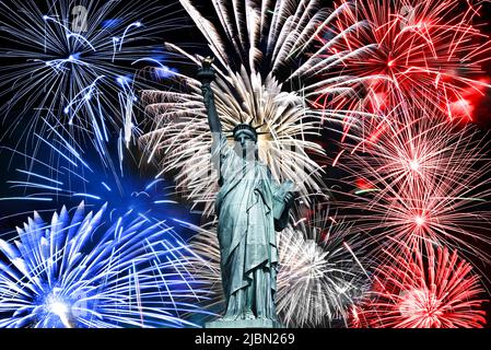 Freiheitsstatue, blauweißes und rotes Feuerwerk am 4.. Juli in New York Stockfoto