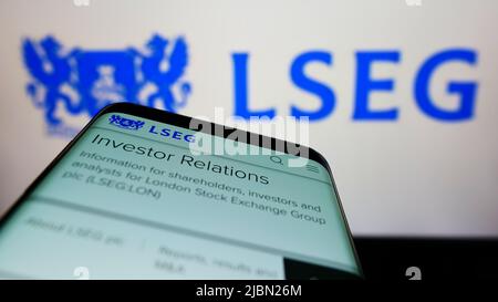 Mobiltelefon mit Webseite der Firma London Stock Exchange Group plc (LSEG) auf dem Bildschirm vor dem Logo. Konzentrieren Sie sich auf die obere linke Seite des Telefondisplays. Stockfoto