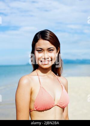 Eine junge malaysische Frau geht auf einer Sandbank in der Tanjung Rhu Cove spazieren. Langkawi, Malaysia. Stockfoto