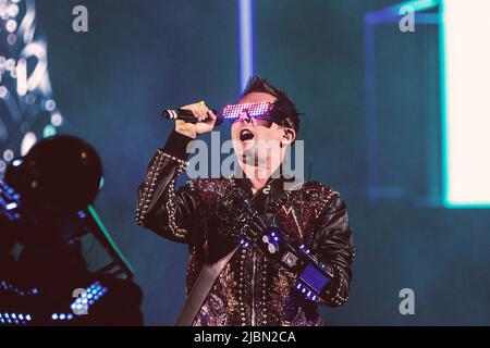 Matt Bellamy von der Band Muse tritt während ihrer Simulation Theory-Tour im Olimpico-Stadion in Rom live auf der Bühne auf. Stockfoto