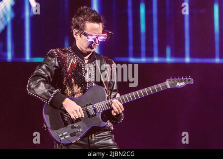 Matt Bellamy von der Band Muse tritt während ihrer Simulation Theory-Tour im Olimpico-Stadion in Rom live auf der Bühne auf. Stockfoto