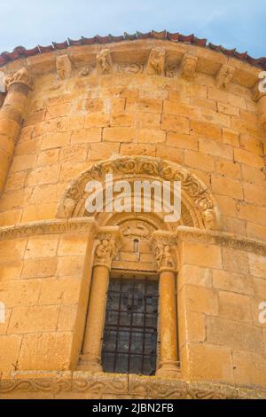 Apsis der Kirche Nuestra Señora de la Asuncion, Blick aus der Nähe. Sequera de la Fuente, Provinz Segovia, Castilla Leon, Spanien. Stockfoto