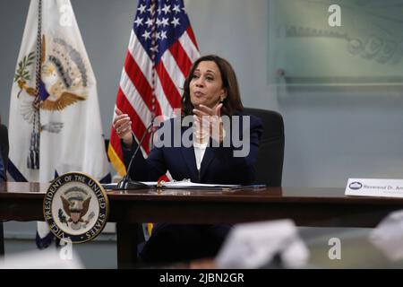 Die Vizepräsidentin der Vereinigten Staaten, Kamala Harris, leitet am 06. Juni 2022 bei der Los Angeles County Federation of Labor, AFL-CIO, einen Rundtisch mit regionalen Führungskräften. Kredit: David Swanson/Pool über CNP auf Hintergrund von einem Beamten des Weißen Hauses: Heute, am 6. Juni, um 2:30 Uhr PT, wird Vizepräsidentin Kamala Harris einen Roundtable mit führenden Glaubensvertretern veranstalten, um die dringendsten Herausforderungen zu diskutieren, vor denen unsere Gemeinschaften stehen, vom Schutz der reproduktiven Rechte bis hin zur Bekämpfung der Hassepidemie, die unser Land in seinen Griff bekommen wird. Der Roundtable findet am Th statt Stockfoto