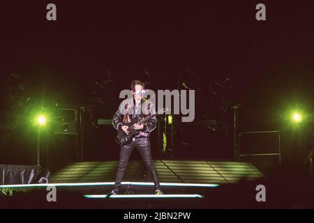 Rom, Italien. 20.. Juli 2019. Matt Bellamy von der Band Muse tritt während ihrer Simulation Theory-Tour im Olimpico-Stadion in Rom live auf der Bühne auf. (Foto von Valeria Magri/SOPA Images/Sipa USA) Quelle: SIPA USA/Alamy Live News Stockfoto