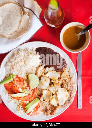 POC Choc, ein charakteristisches Schweinefleisch mit Zwiebeln, ist das meistverkaufte Gericht in Loncheria El POC-Choc im Zentrum von Isla Mujeres, Quintana Roo, Mexiko. Stockfoto