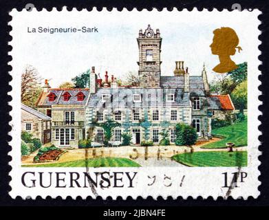 GUERNSEY - UM 1985: Eine in der Guernsey gedruckte Marke zeigt La Seigneurie, Sark, um 1985 Stockfoto