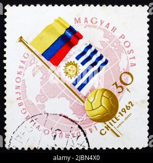 UNGARN - UM 1962: Eine in Ungarn gedruckte Marke zeigt Globe, Ball und Flaggen von Argentinien und Bulgarien, Fußball-Weltmeisterschaft, Chile, circ Stockfoto