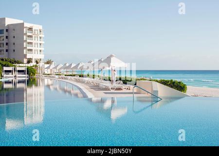 Tagesliegen am Pool mit Meerblick im Live Aqua Resort & Spa, einem luxuriösen All-Inclusive-Hotel mit 371 Zimmern in Cancuns Hotelzone. Cancun, Mexiko. Stockfoto