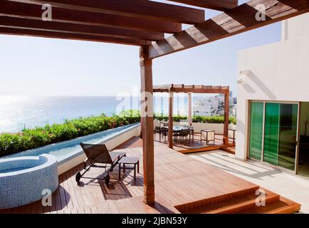 Die Terrasse mit Meerblick von Zimmer 7001, einer Präsidenten-Suite mit 2 Schlafzimmern im Live Aqua Resort & Spa in Cancuns Hotelzone. Cancun, Quintana Roo, Mexiko. Stockfoto