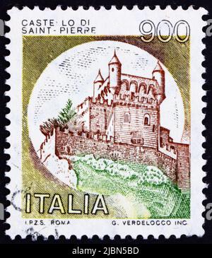 ITALIEN - UM 1980: Eine in Italien gedruckte Briefmarke zeigt Schloss St. Pierre, Aosta, um 1980 Stockfoto