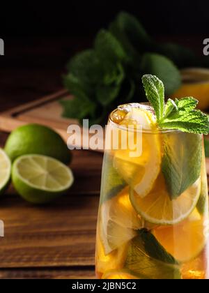 Erfrischender Eistee mit Zitrone, Limette und Pfefferminze. Speicherplatz kopieren. Stockfoto