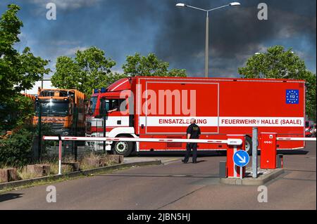 07. Juni 2022, Sachsen-Anhalt, Halle (Saale): Der Einsatzkommando der Feuerwehr Halle trifft am Brandort ein. Im Recyclingzentrum des Stadtwerke Halle hatte ein Radlager Feuer gefangen. Mehrere Feuerwehr waren im Einsatz. Foto: Heiko Rebsch/dpa Stockfoto