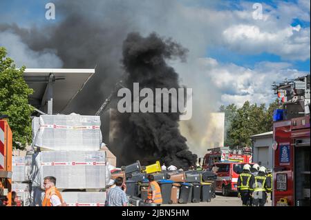 07. Juni 2022, Sachsen-Anhalt, Halle (Saale): Feuerwehrleute sind am Brandort angekommen. Im Recycling-Zentrum der Halleschen Stadtwirtschaft brannte ein Radlager aus. Mehrere Feuerwehr waren vor Ort. Foto: Heiko Rebsch/dpa Stockfoto